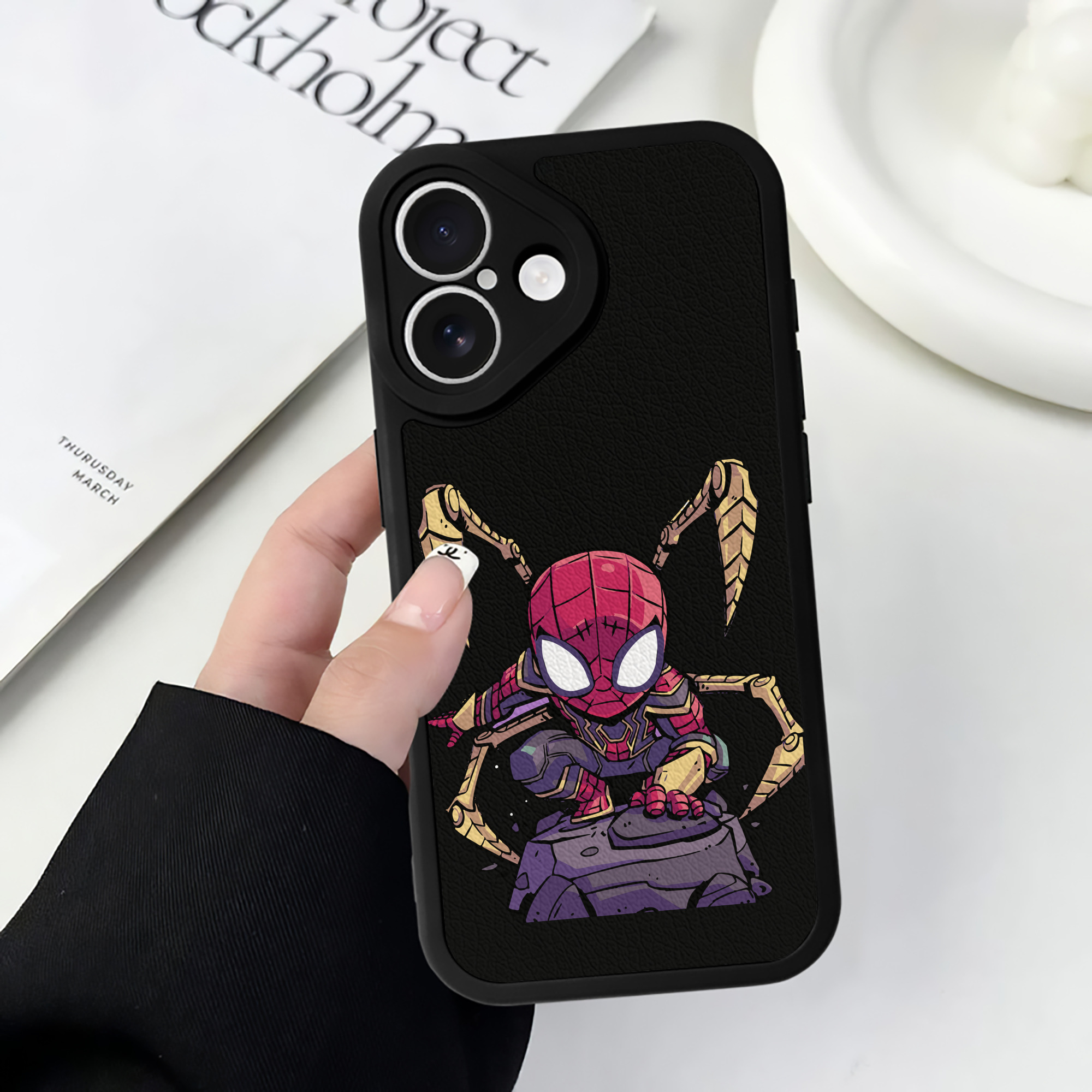 （画像用） アベンジャーズ The Avengers 【iPhone 16シリーズ対応】シリコンスマホケース（レザー調） 材質：シリコン